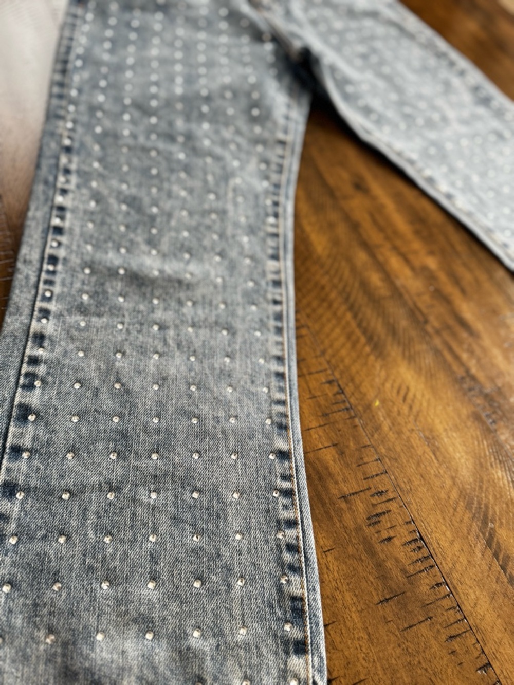 High-Rise Blue Denim Jeans with Pearl Accent - Picture 4 of 11